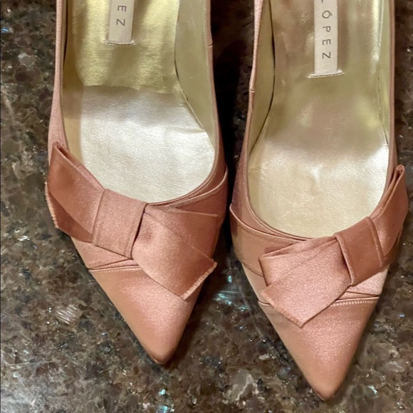 Neiman Marcus Pura Lopez blush satin heels - Picture 4 of 9